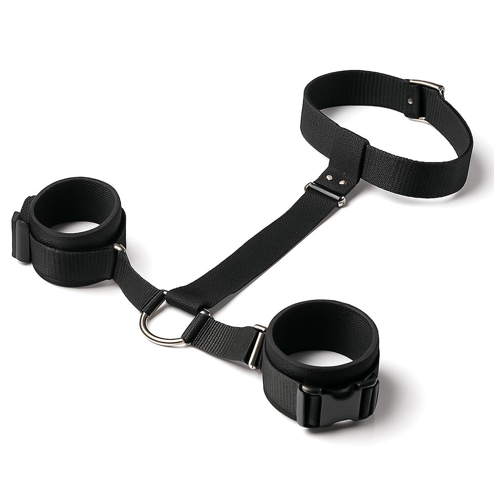 Kit Bondage Preto em Nylon, vista de cima com coleira, tira de conex�o e algemas com fivelas ajust�veis