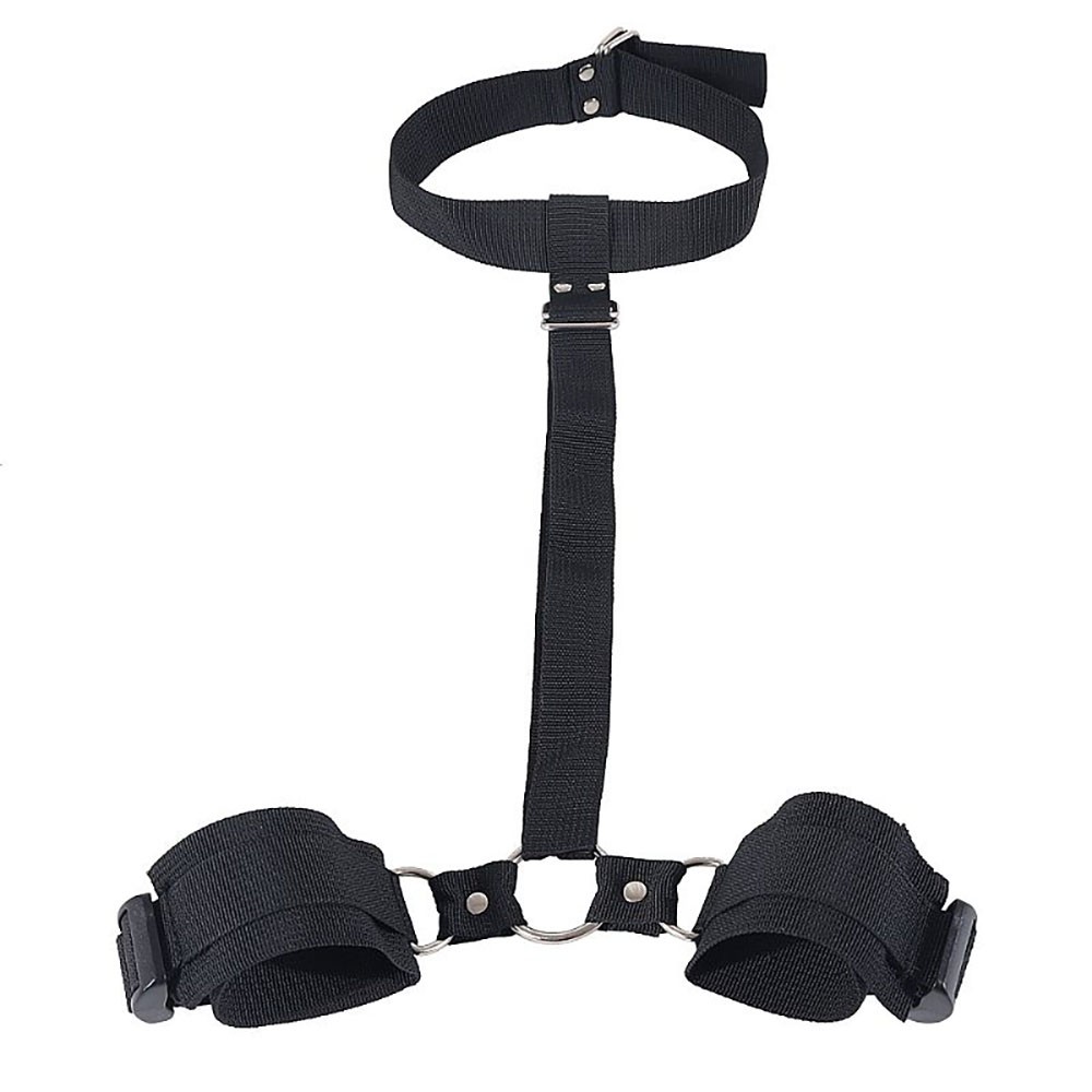 Kit Bondage em Nylon preto estendido, com foco na coleira e algemas conectadas pelo sistema de tira