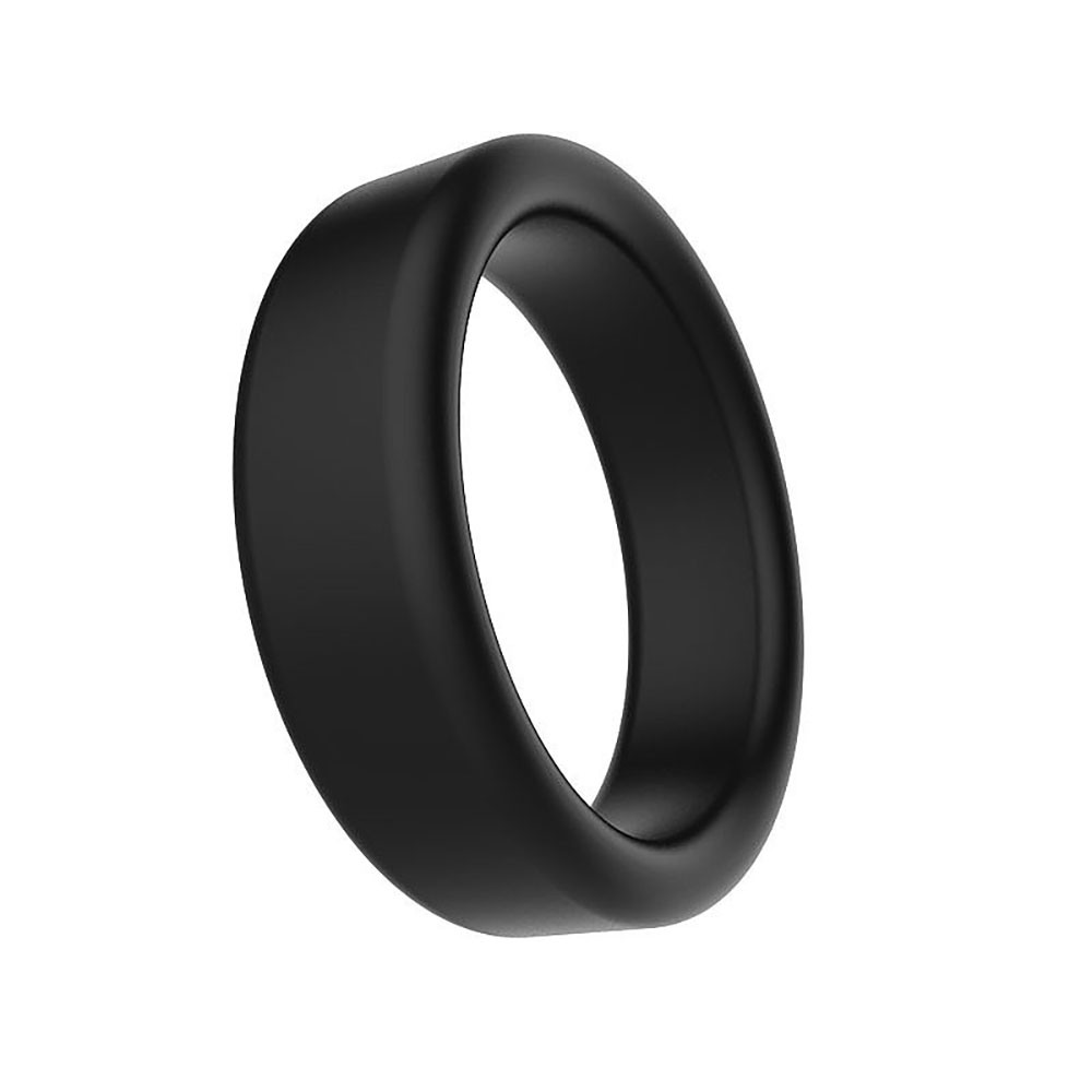 Close lateral do anel peniano preto de silicone, real�ando a espessura e a curvatura do material flex�vel
