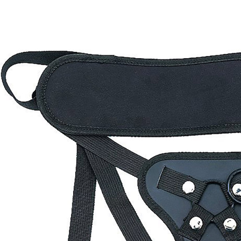 Vista superior da cinta peniana dupla em nylon preto, mostrando as al�as e o suporte com anel met�lico