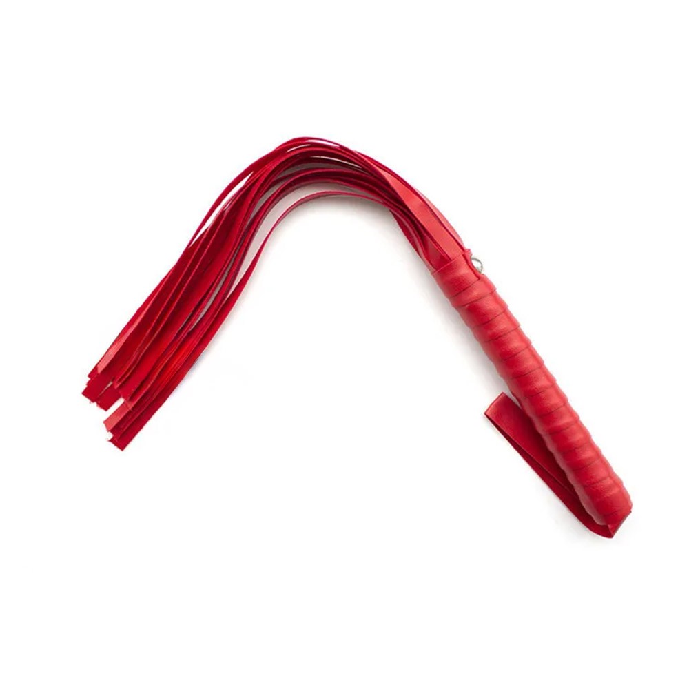 Flogger em PU Vermelho, vista em close-up do cabo e parte das tiras, destacando o detalhe do suporte