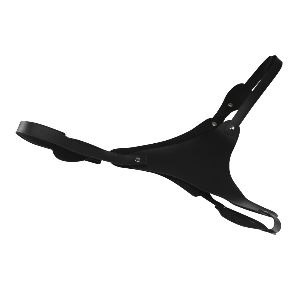 Vista lateral do Suporte para Dois P�nis Real�sticos Strap On Dual Penetrix mostrando os detalhes das fivelas de ajuste e o suporte para os acess�rios, vista em fundo branco