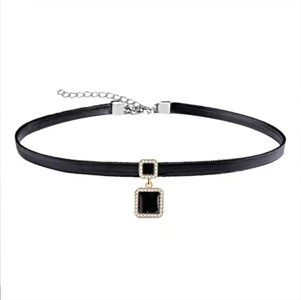 Coleira Social Choker Preta com Pingente Quadrado, vista detalhada do pingente e corrente de ajuste