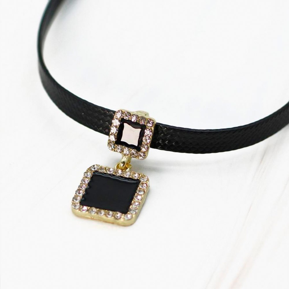Detalhe do pingente quadrado da Coleira Social Choker Preta com Corrente e Pingente Quadrado Preta, mostrando detalhes e brilho