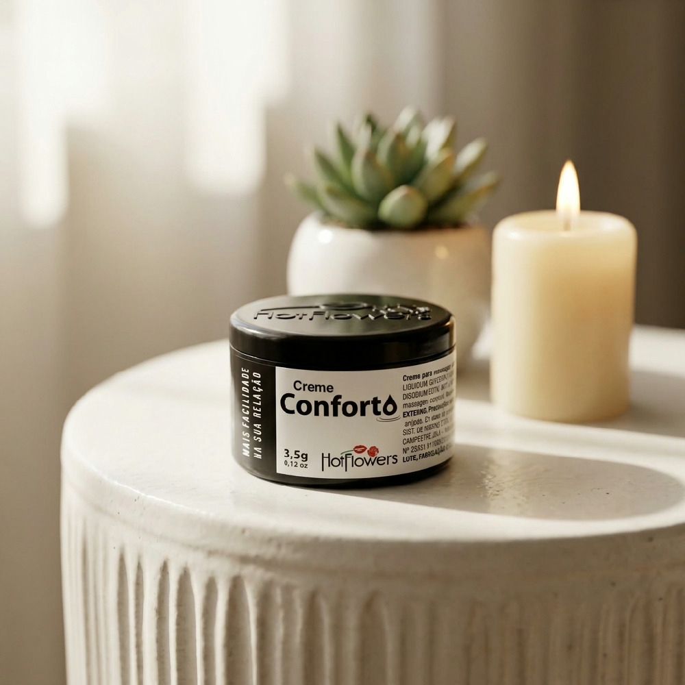 Pote do Gel para Sexo Anal Conforto Hot Flowers 3.5g sobre um m�vel branco, com planta e vela acesa em segundo plano, em ambiente iluminado.