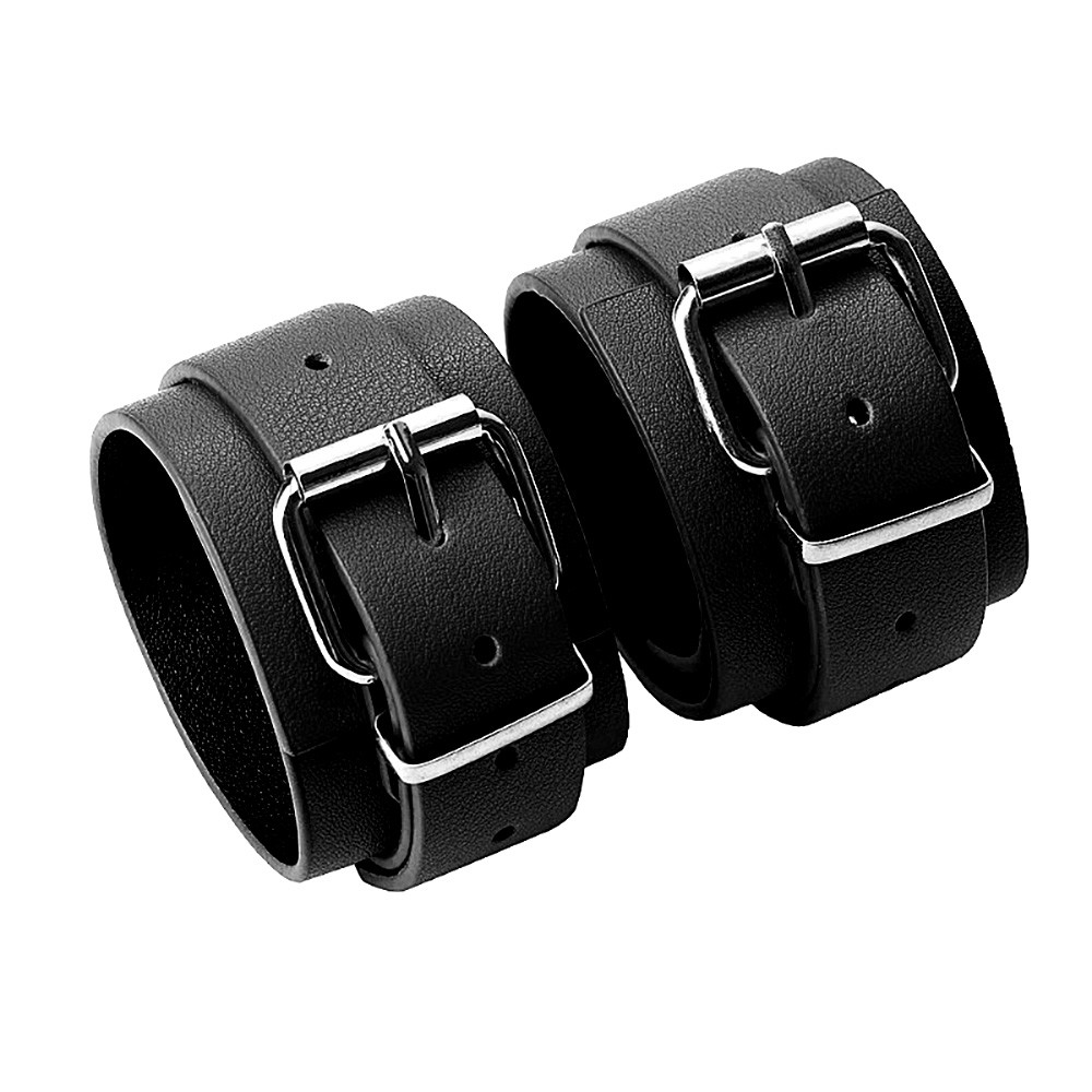 Kit Bondage em PU Preto, mostrando todas as pe�as em conjunto com �nfase na textura