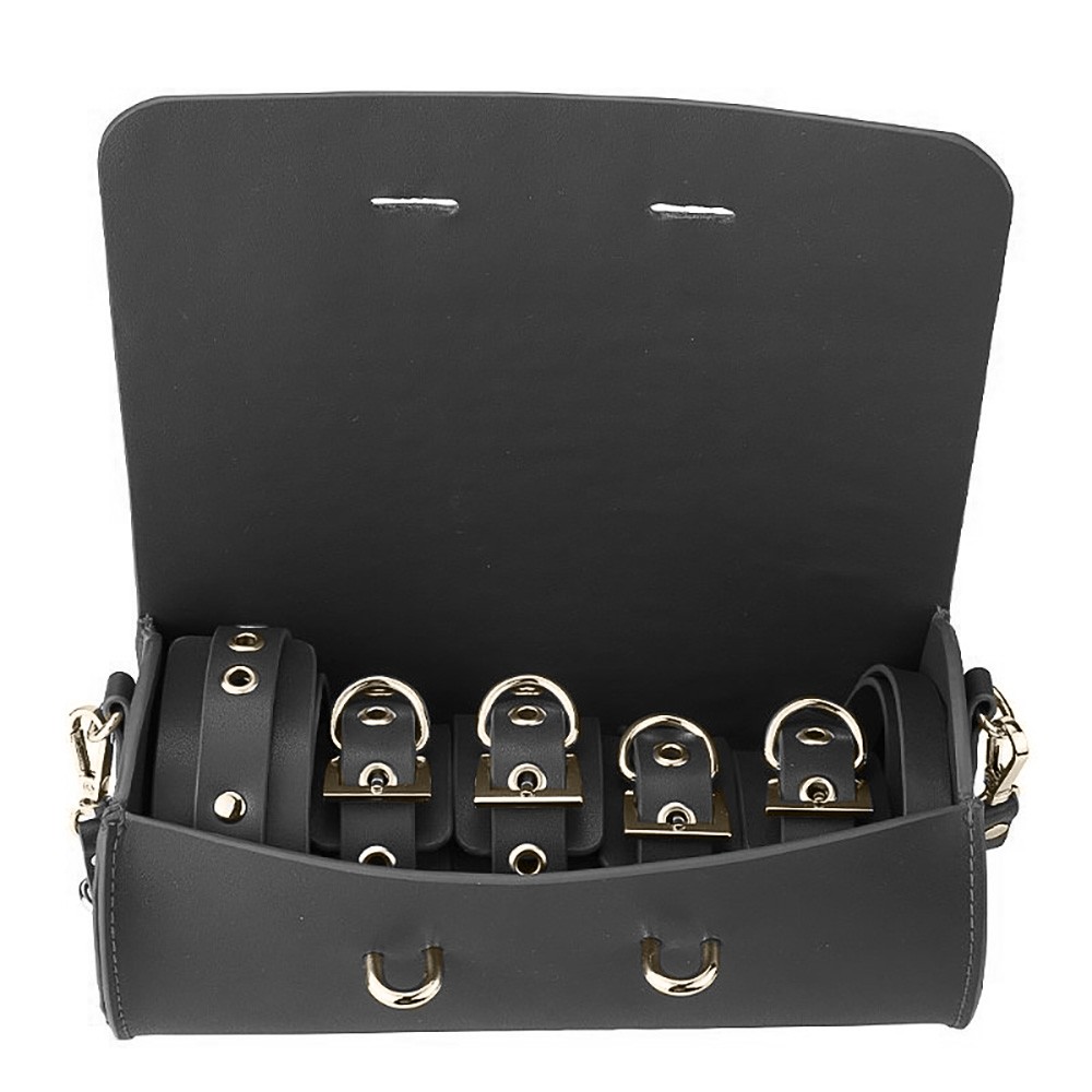 Kit Bondage com algemas para pulsos e tornozelos com fivelas e corrente sobre fundo branco