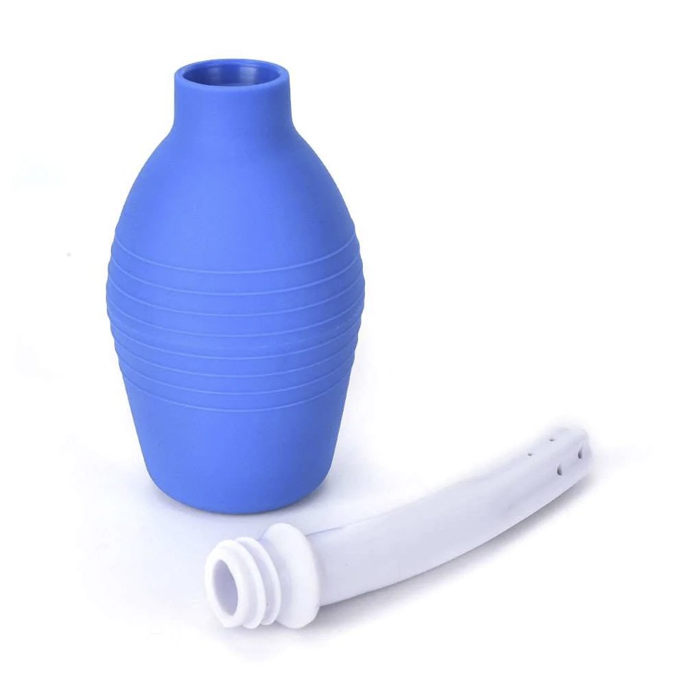 Ducha higi�nica �ntima azul e bico curvado remov�vel branco, detalhe do encaixe rosqueado do bico e orif�cio principal do bulbo.