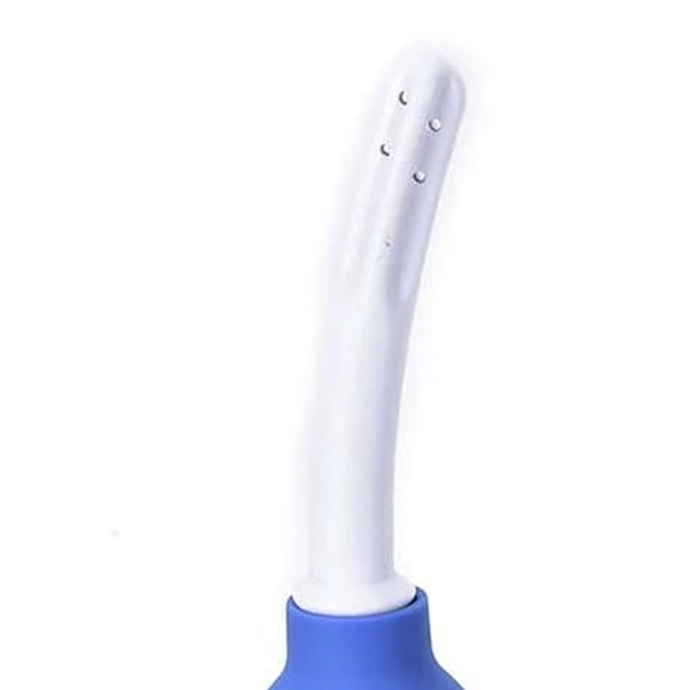 Ducha higi�nica �ntima azul, em primeiro plano, com destaque para a base flex�vel e o bico curvado branco com m�ltiplos orif�cios.