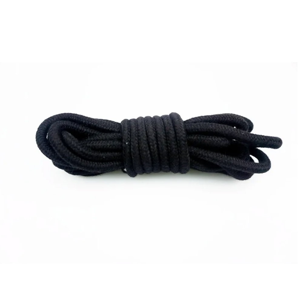 Kit Bondage 6 Pe�as Preto: Corda de amarra��o preta enrolada, um dos acess�rios do kit