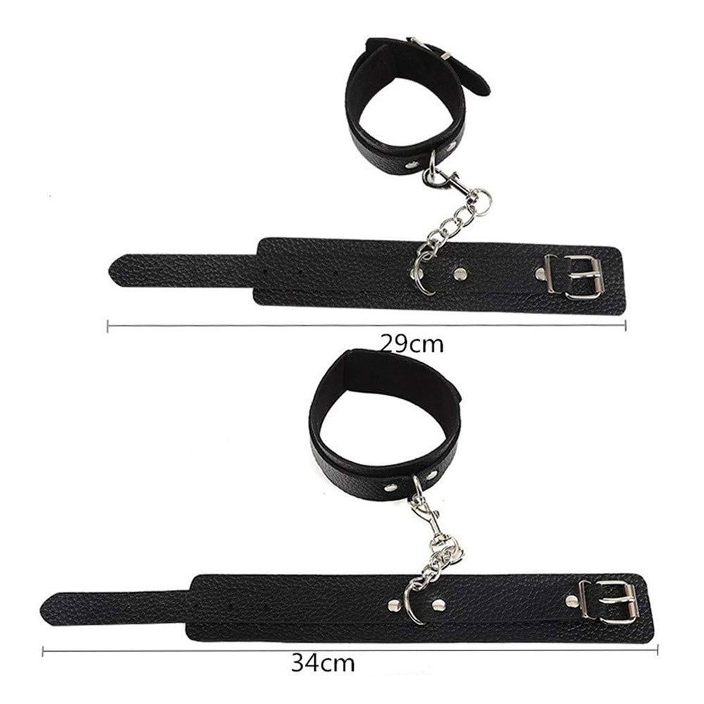 Kit Bondage Preto: Vis�o detalhada de um par de algemas em PU com corrente e fivela de regulagem