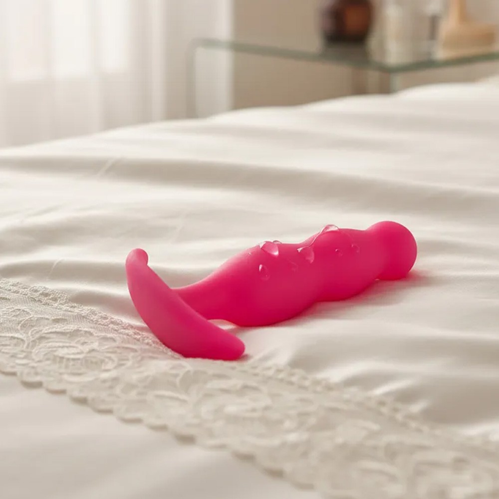 Plug Anal Mini Rosa 8x2cm em close, revelando a textura aveludada do silicone e o design anat�mico