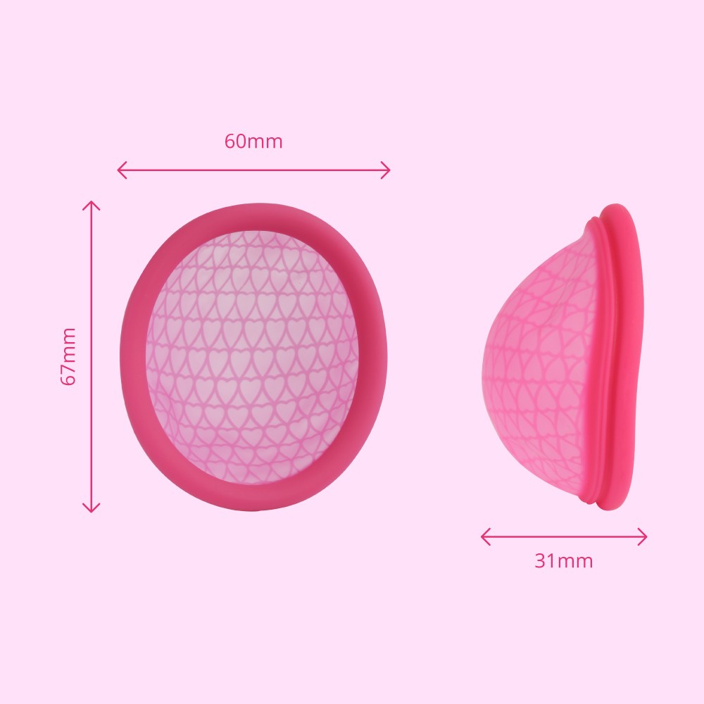 Detalhe da parte externa da bolsinha de tecido que acompanha o Disco Menstrual Feminist, com o logo 'FEMINIST'.