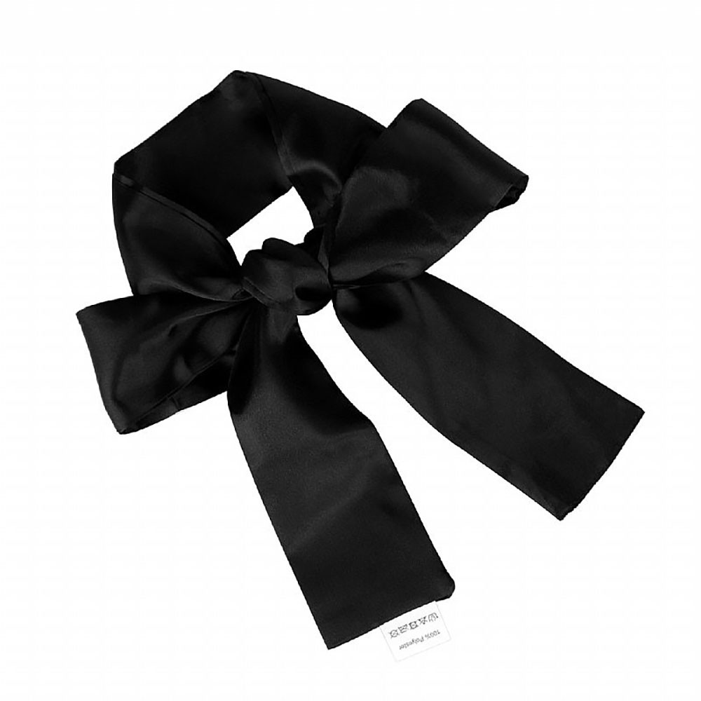 Venda BDSM em Cetim Preto esticada com la�o desfeito, mostrando a etiqueta '100% Polyester'