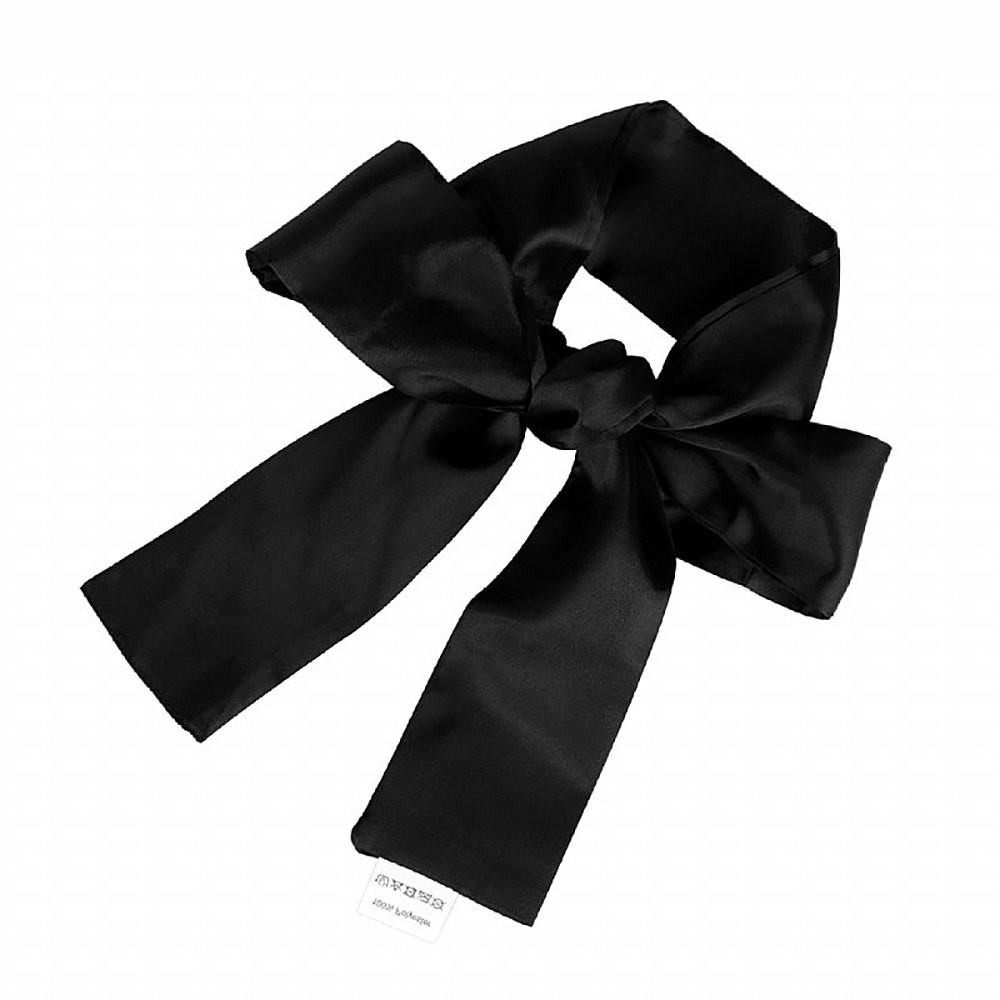 Venda BDSM em Cetim Preto aberta com la�o, mostrando a etiqueta '100% Polyester'