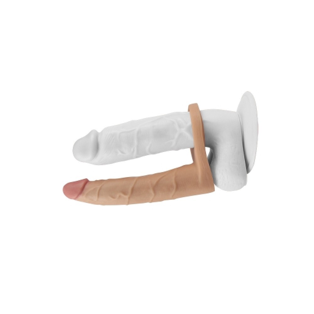 Anel Companheiro 10 Vibra��es Bege em uso com outro vibrador, mostrando o encaixe e o vibrador externo
