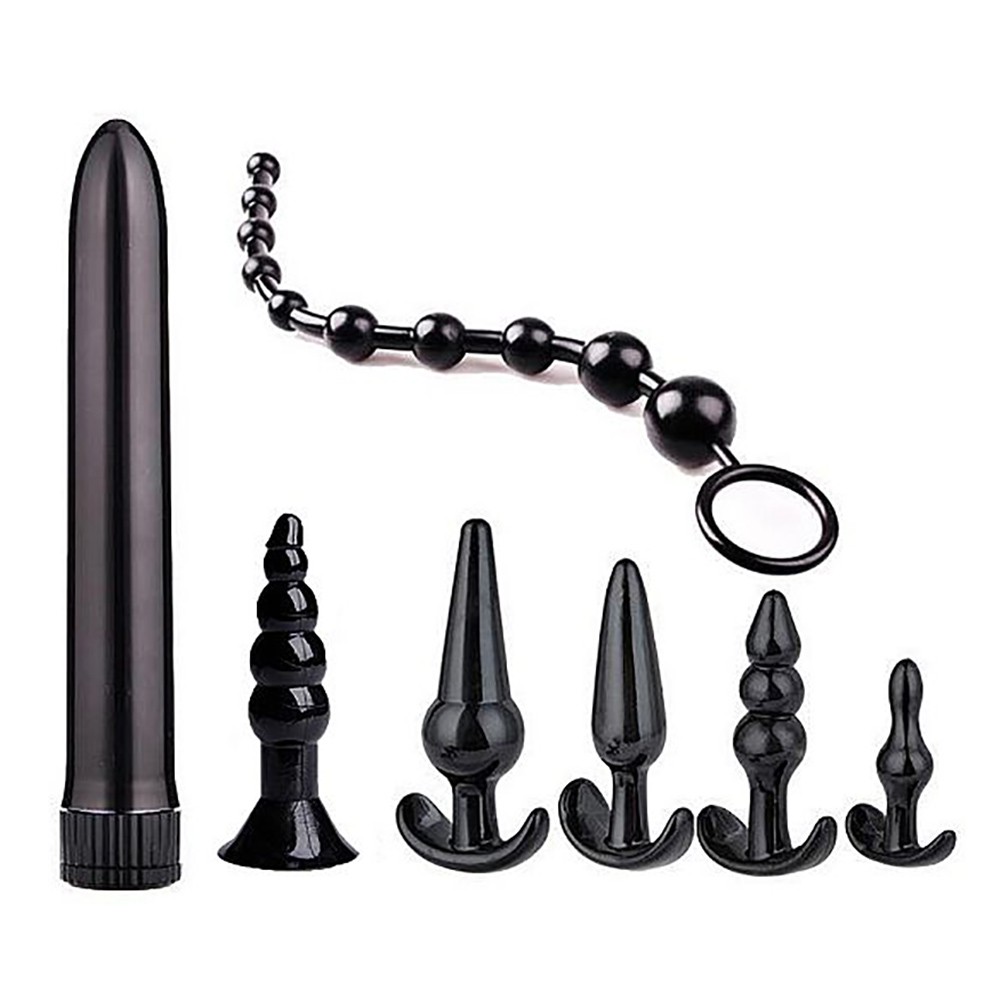 Kit Plug Anal preto em TPE, com o vibrador personal, o colar de p�rolas e os plugs em diferentes perspectivas, mostrando a flexibilidade