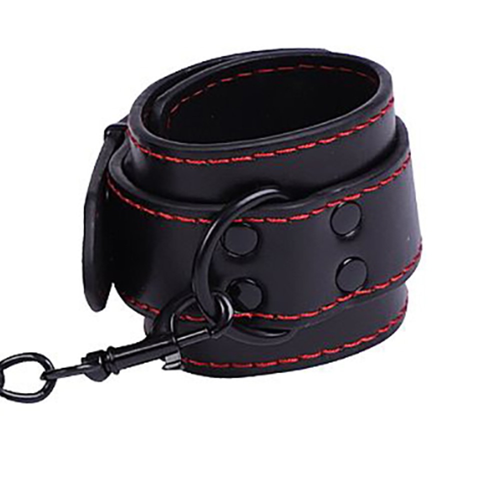 Detelhe da algema em PU preto com costura vermelha, mostrando a fivela e o anel met�lico que conecta � corrente