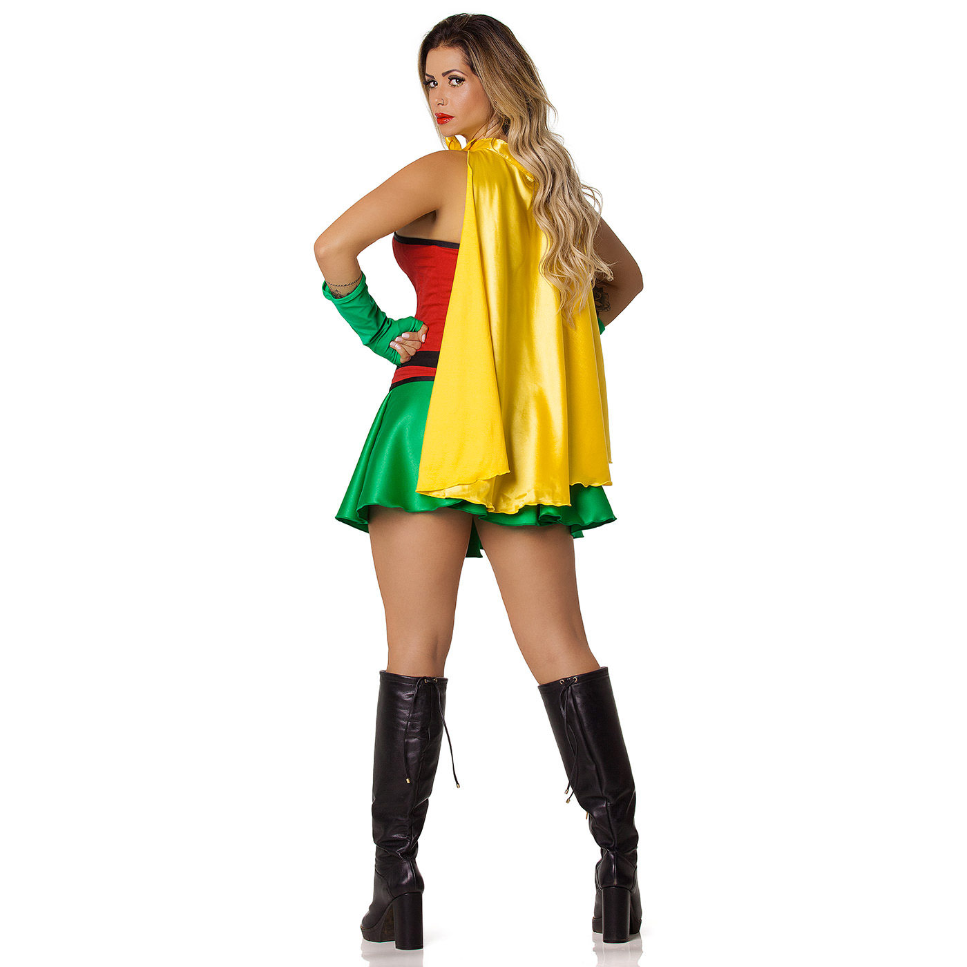 Cosplay Er�tico Corpete Robin: Vista traseira da modelo mostrando a capa amarela fluida e a saia verde rodada.