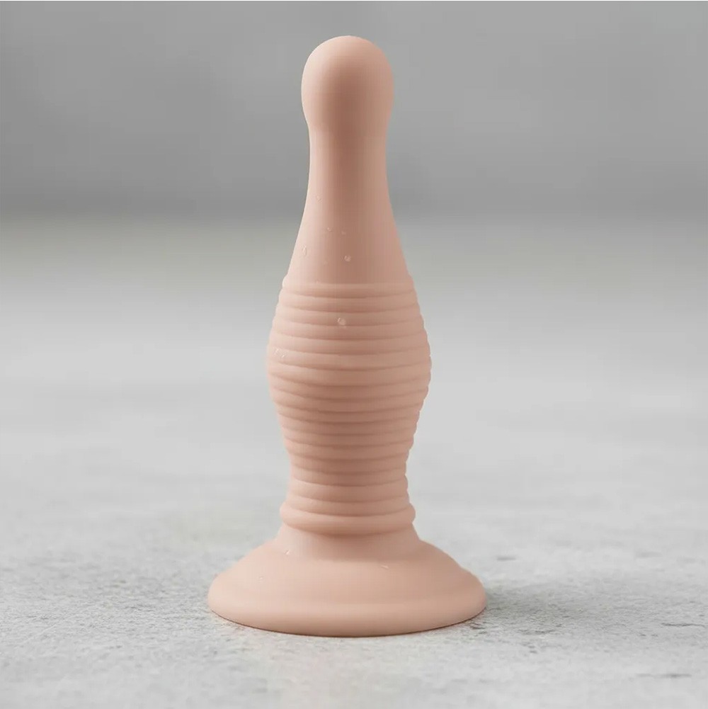 Plug Anal de PVC Flex�vel Slim Bege | Vista de frente e de lado do plug, mostrando a textura anelada e a base