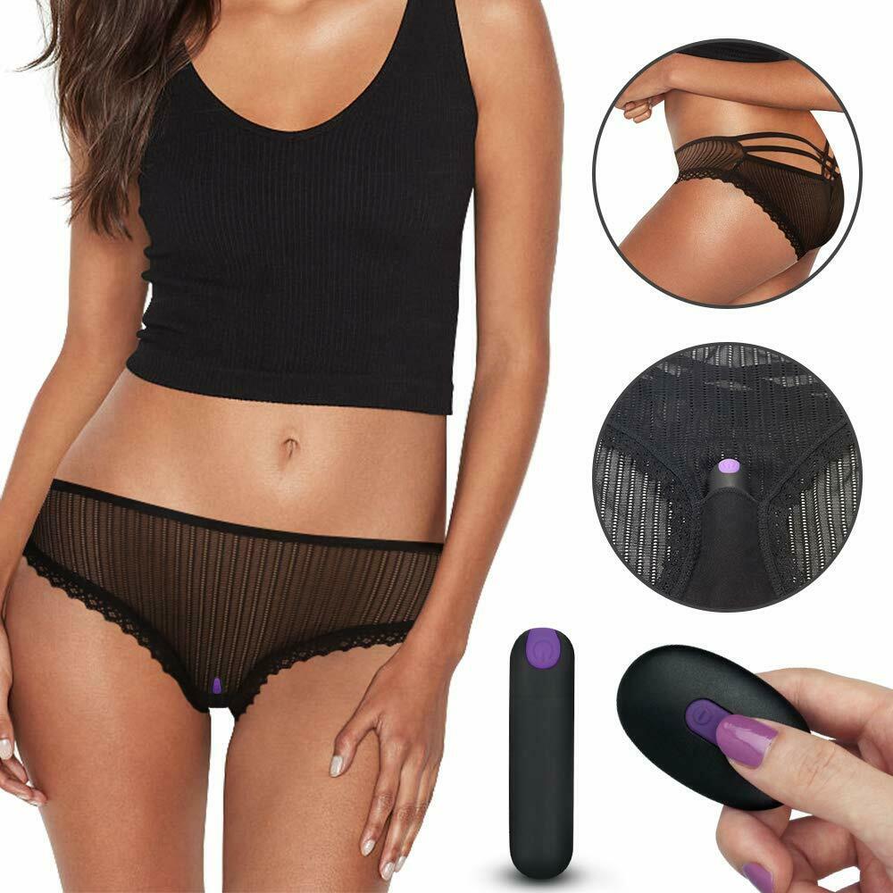 Calcinha vibrat�ria preta com c�psula e controle sem fio, vista da frente na modelo com detalhes em renda e c�psula na regi�o �ntima