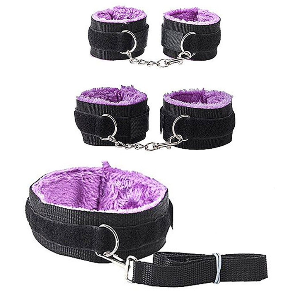 Detalhe das algemas de pulso e tornozelo do Kit Bondage 10, com pel�cia roxa e correntes, em fundo branco