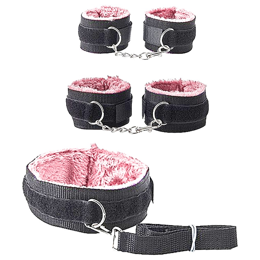 Conjunto de algemas de pulso e tornozelo e coleira do Kit Bondage 10 itens, mostrando a pel�cia rosa interna e o nylon preto com correntes e argolas.
