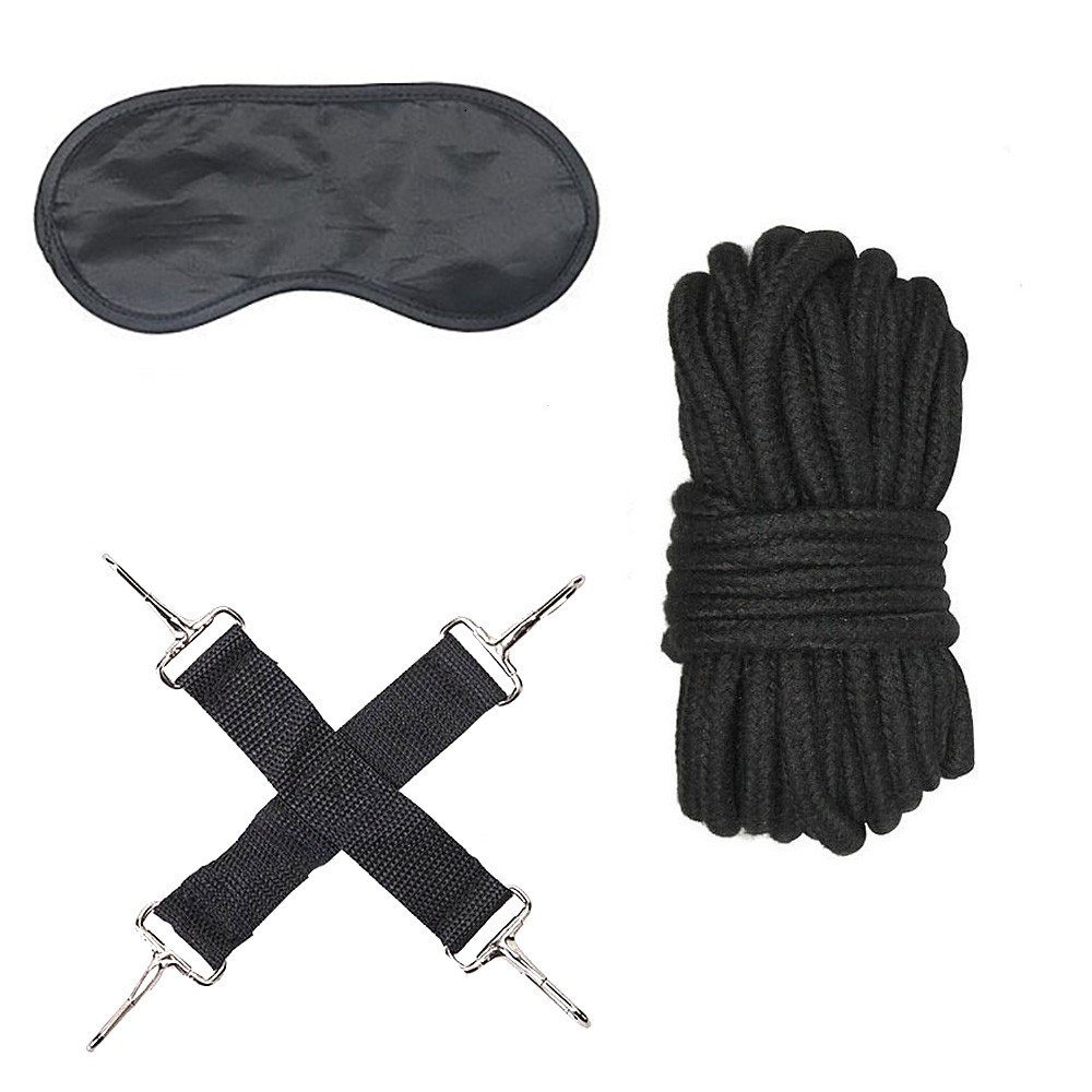 Detalhe da venda para os olhos, do chicote e da corda do Kit Bondage 10 itens, em nylon preto.