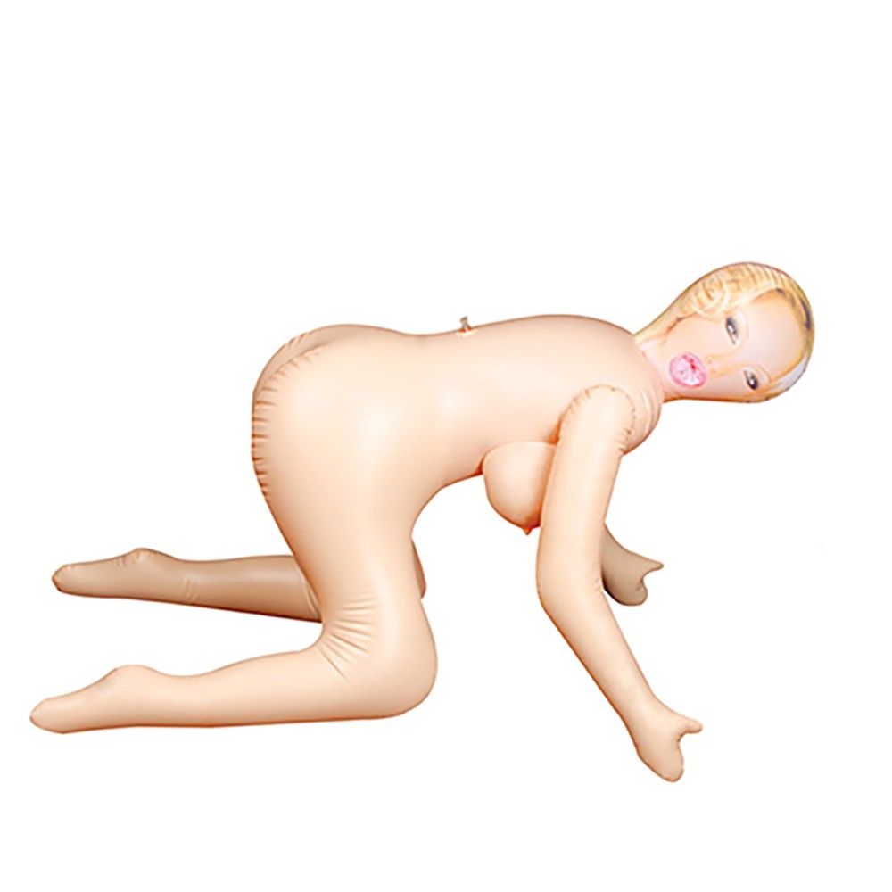 Boneca Infl�vel Valentine Doll Tiffany Elina em posi��o ajoelhada de lado, mostrando corpo claro e cabelo loiro.