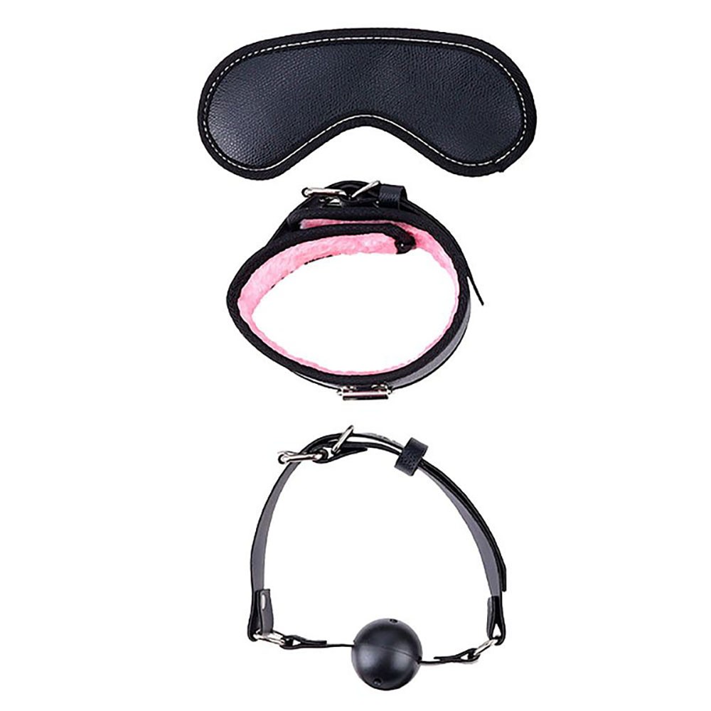 Detalhe da venda para os olhos, coleira e morda�a tipo bola do kit bondage preto, evidenciando o material de PU e a qualidade das fivelas