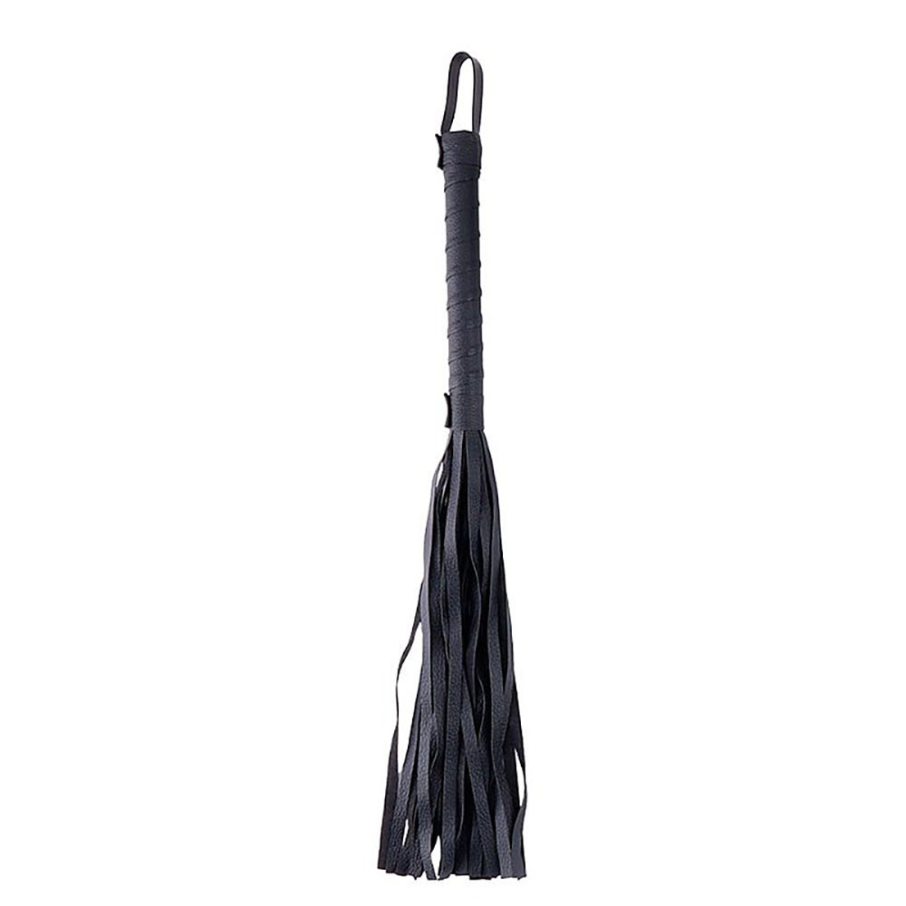 Destaque do flogger preto, mostrando a empunhadura texturizada e as tiras de PU, ao lado de um peda�o da corda preta e o conector da corrente do kit.