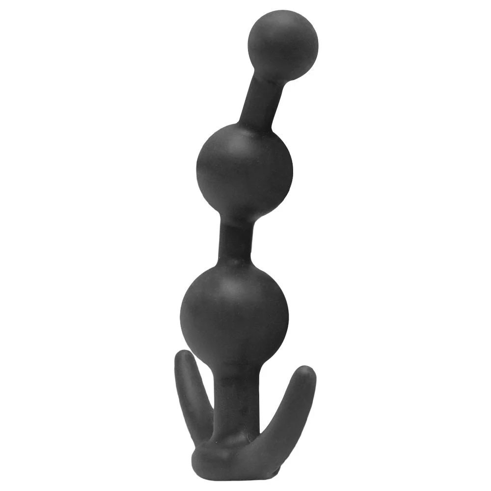 Vista diagonal do plug anal massageador balls em silicone preto, real�ando a curva da base e o formato ergon�mico