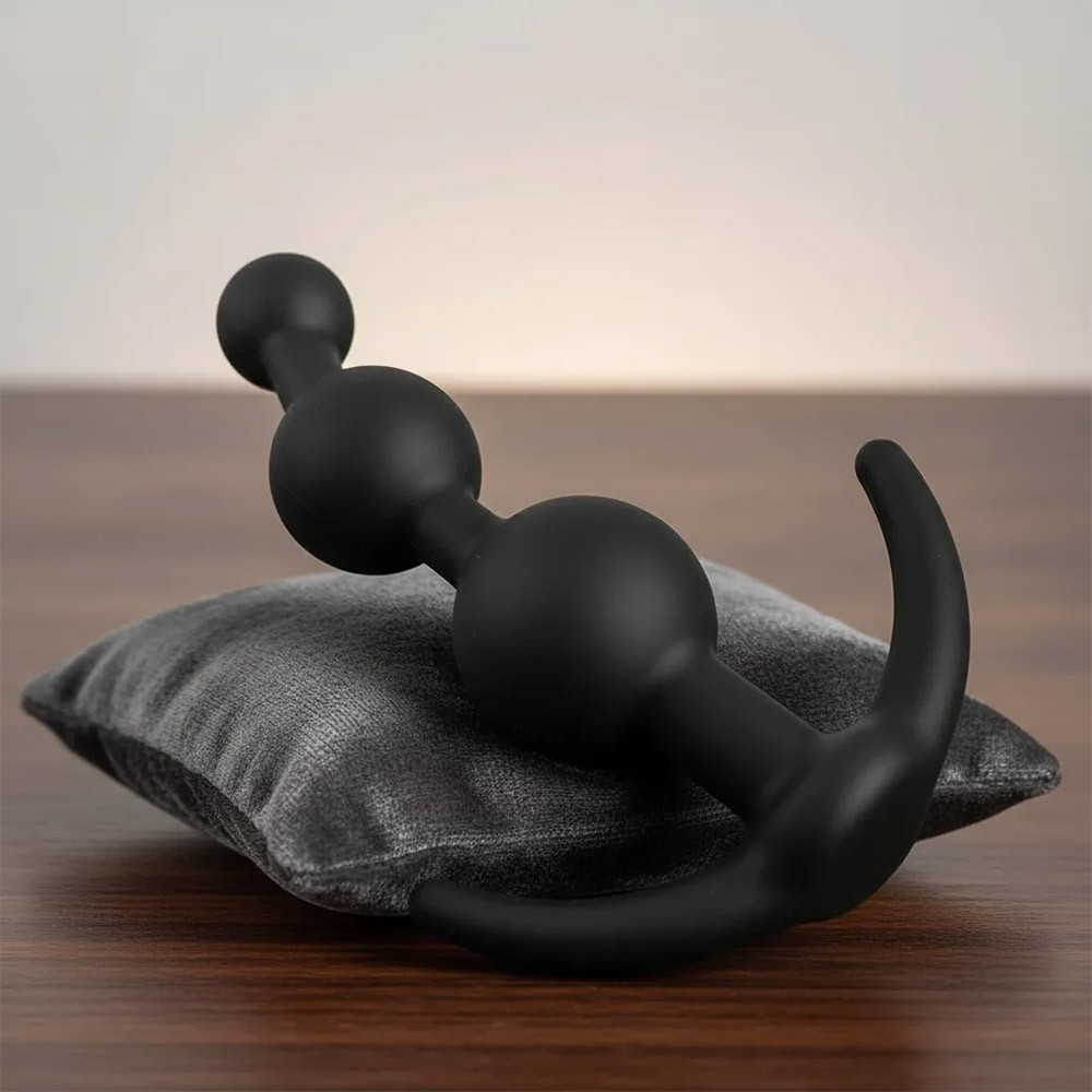 Plug anal massageador balls em silicone preto, vista superior de lado com as esferas vis�veis