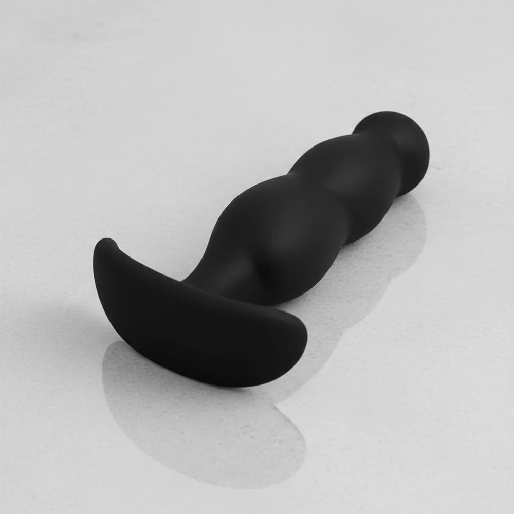 Plug Anal Mini Preto em Silicone M�dico, vis�o em �ngulo destacando a textura suave e a base