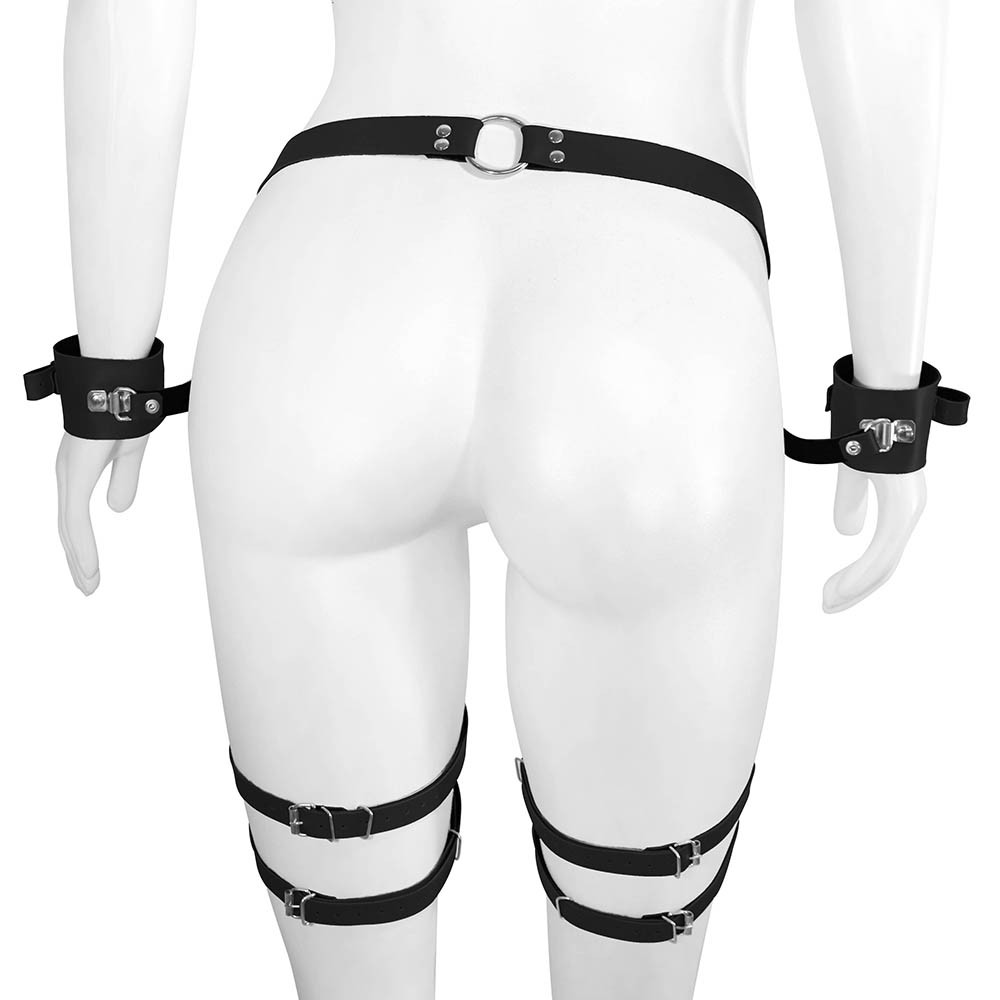 Harness Arreio em PU de Coxa e Cintura Ajust�vel com Algemas Preto, vista traseira, destacando as algemas nos pulsos e as tiras nas coxas e cintura
