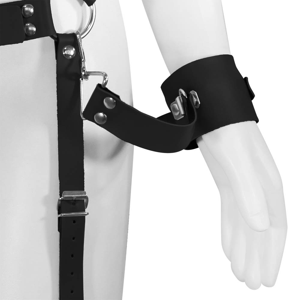Detalhe do Harness Arreio em PU de Coxa e Cintura Ajust�vel com Algemas Preto, mostrando o fecho das algemas no pulso e a conex�o com as tiras do arreio