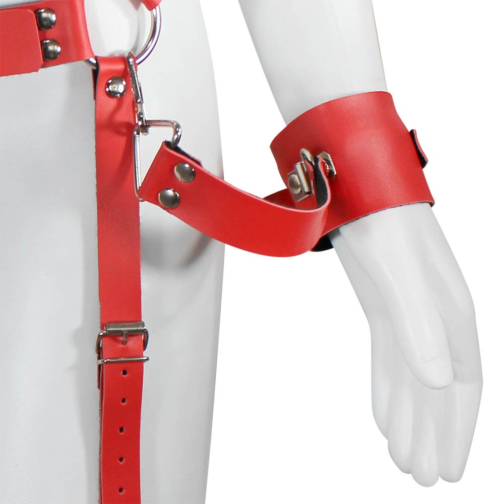 Detalhe de uma algema em PU vermelho, mostrando o sistema de fivela e o material que imita couro