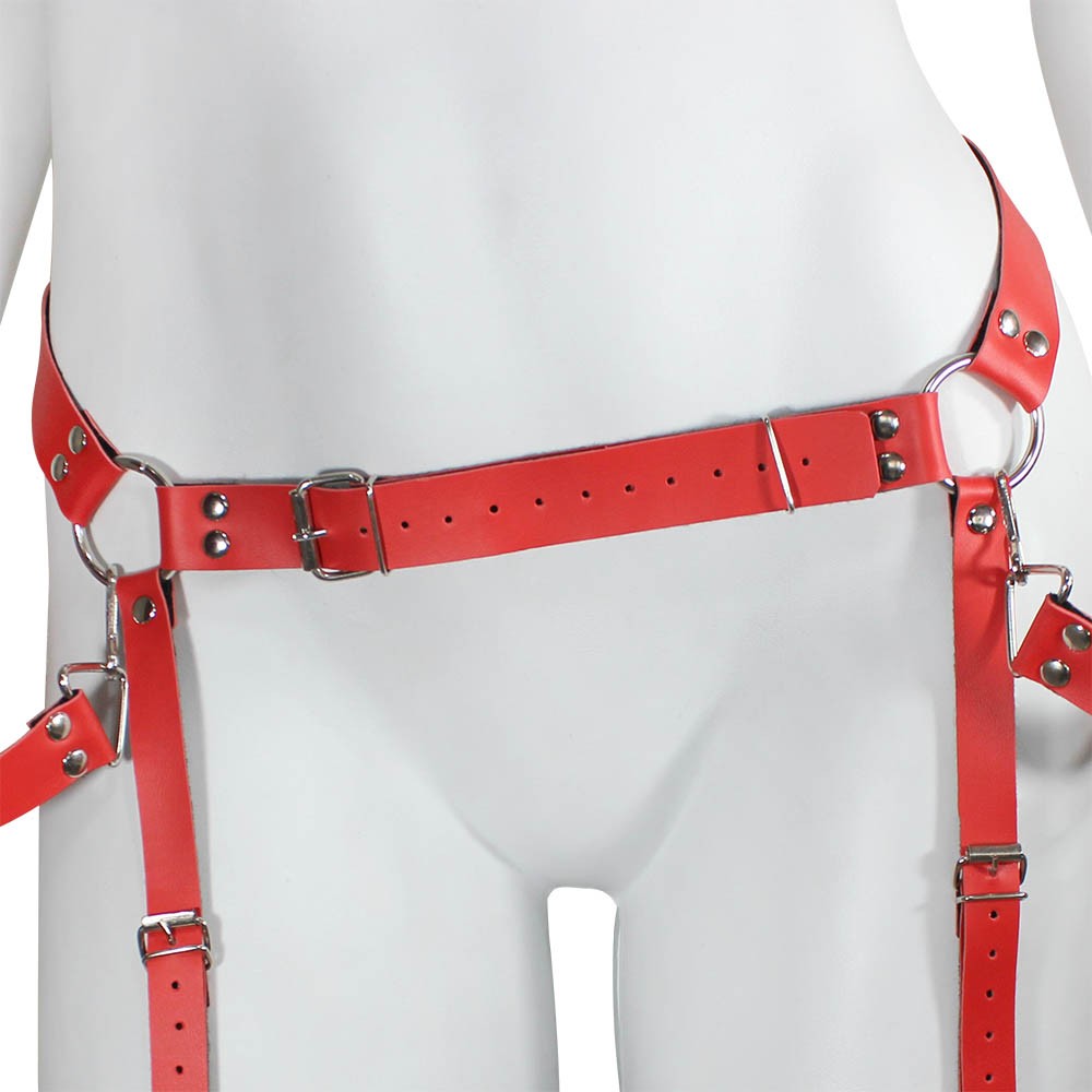 Vista lateral do Harness Arreio em PU vermelho, detalhando as fivelas de ajuste nas coxas e a conex�o com a tira da cintura