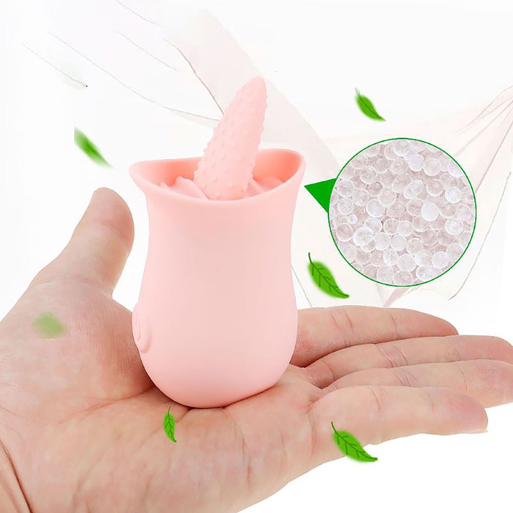 Estimulador para Clit�ris de Silicone Recarreg�vel Rosa na m�o, mostrando o tamanho e a textura da l�ngua de silicone com bolinhas