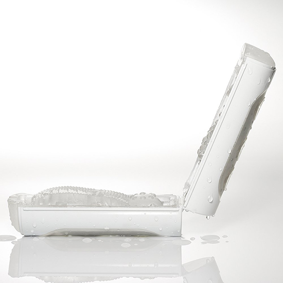 Masturbador Tenga Flip Hole Branco parcialmente aberto, exibindo a complexa textura interna em silicone �mido