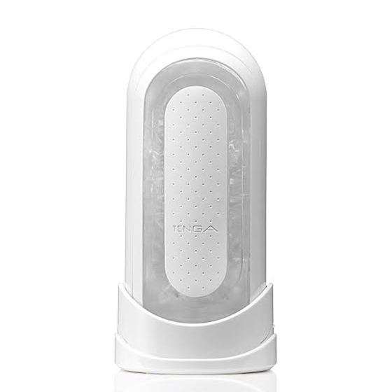 Tenga Flip Zero masturbador masculino visto de frente sobre a base de apoio, mostrando o design elegante e a entrada