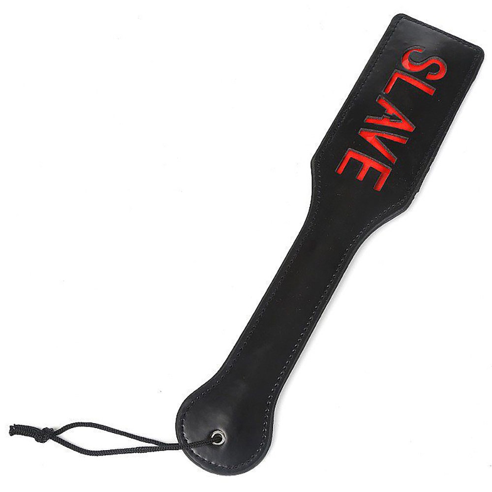 Vista superior da Palmat�ria Slave em PU preta com a palavra SLAVE em vermelho, detalhe do cord�o