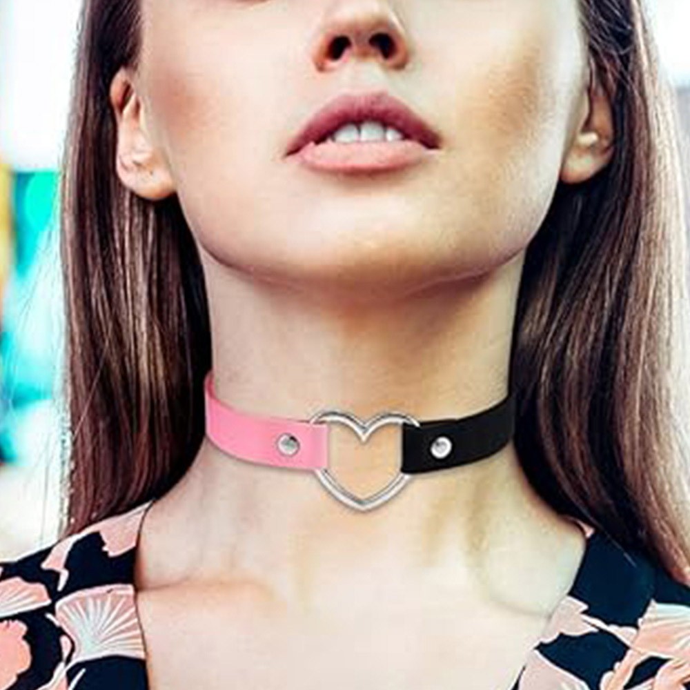 Coleira social choker em PU preta e rosa com cora��o prata vista de frente com foco no design bicolor