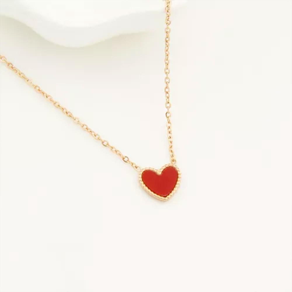 Colar Sensual Dourado com Pingente de Cora��o sobre fundo branco, mostrando a regulagem da corrente e o brilho do metal