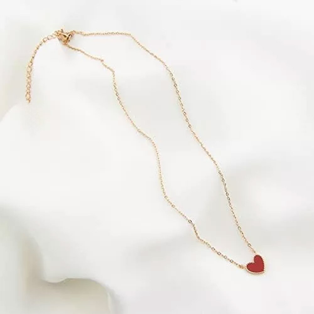 Colar Sensual Dourado com Pingente de Cora��o e corrente estendida, mostrando o fecho e a regulagem em close-up