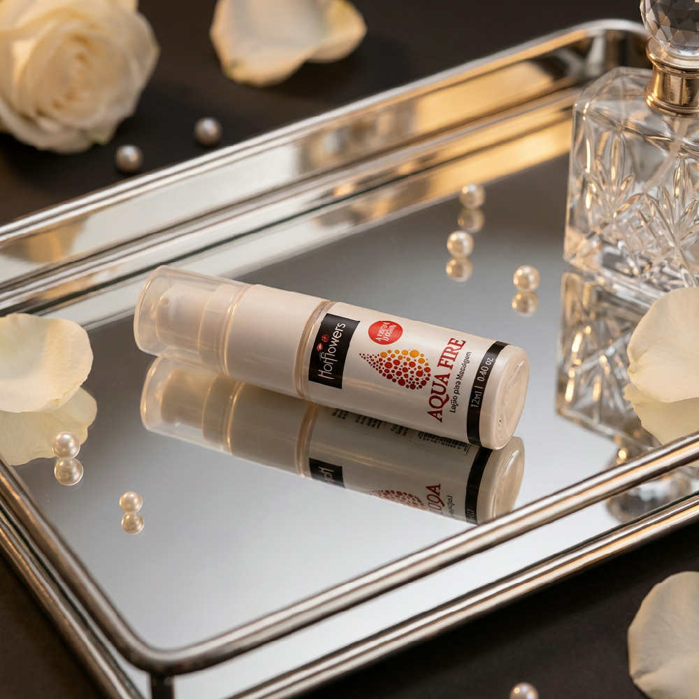 Gel Lubrificante Aqua Loob refletido em bandeja espelhada com p�rolas e p�talas, indicando luxo e intimidade
