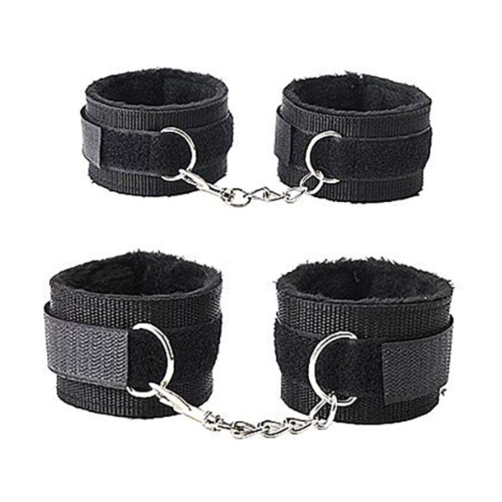 Duas duplas de algemas acolchoadas em nylon preto com correntes e argolas met�licas