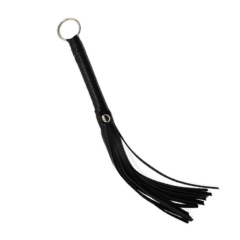 Flogger em PU preto, vista frontal em um �ngulo diferente, mostrando o volume e o caimento das tiras