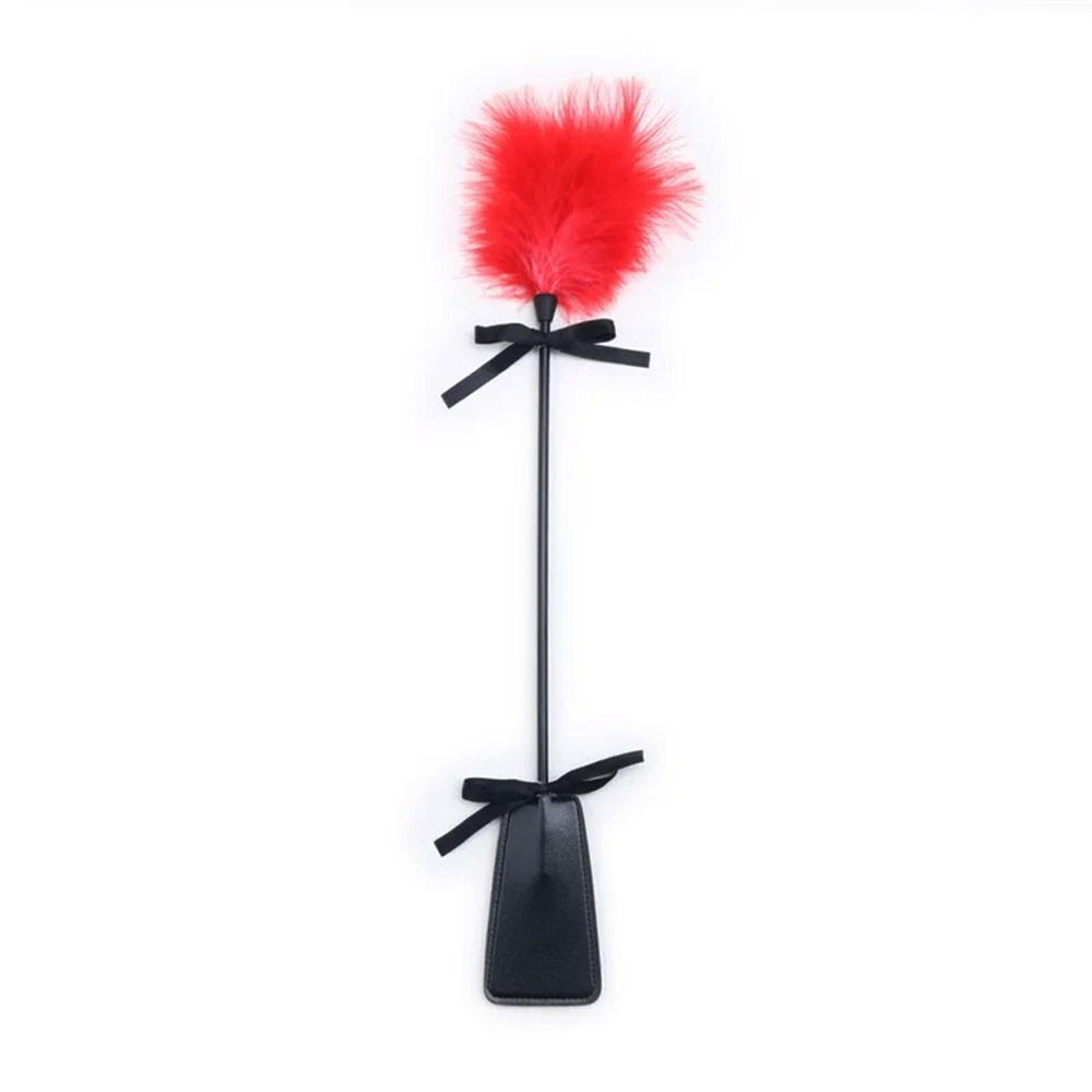 Chibata em PU com Plumas em vista frontal, exibindo o cabo preto, plumas vermelhas e a p� de PU com la�o.