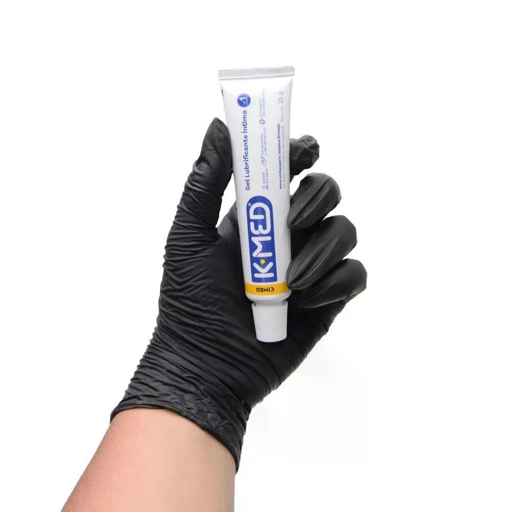 Lubrificante �ntimo K-Med Gel � Base de �gua 25g sendo segurado por uma m�o com luva preta